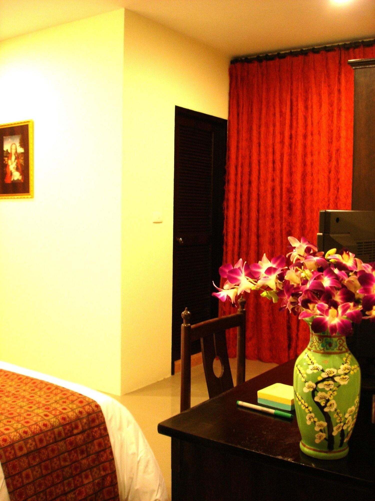 The Bang Khun Phrom Suites Bangkok Buitenkant foto