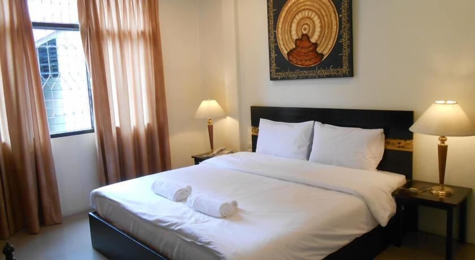 The Bang Khun Phrom Suites Bangkok Buitenkant foto