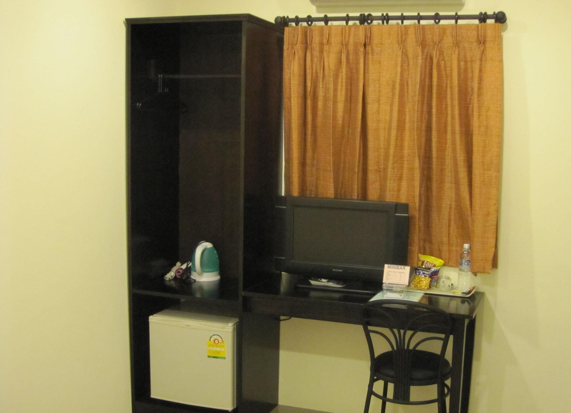 The Bang Khun Phrom Suites Bangkok Buitenkant foto