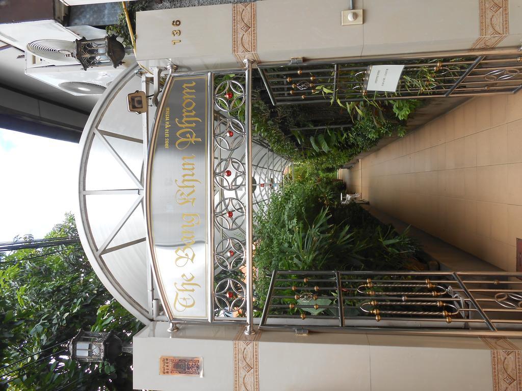 The Bang Khun Phrom Suites Bangkok Buitenkant foto