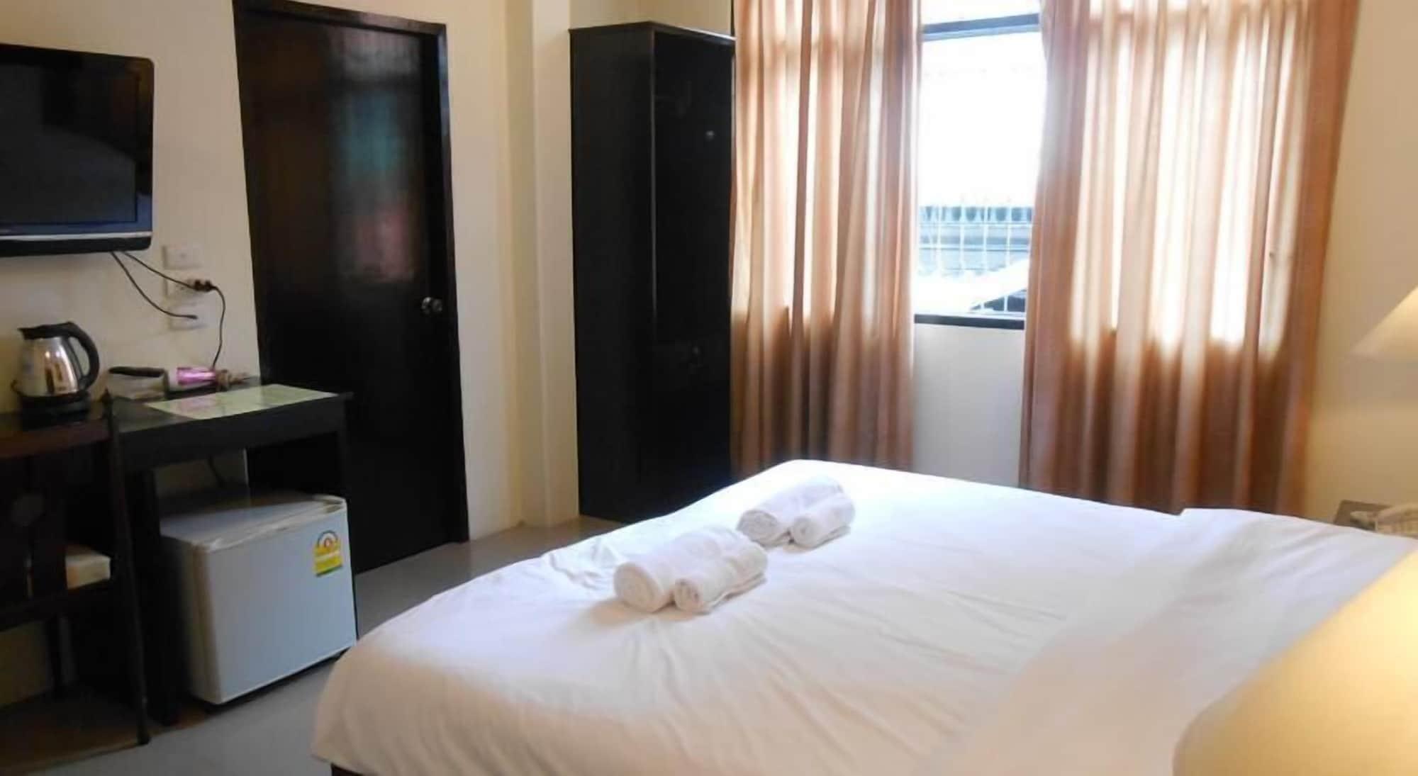 The Bang Khun Phrom Suites Bangkok Buitenkant foto