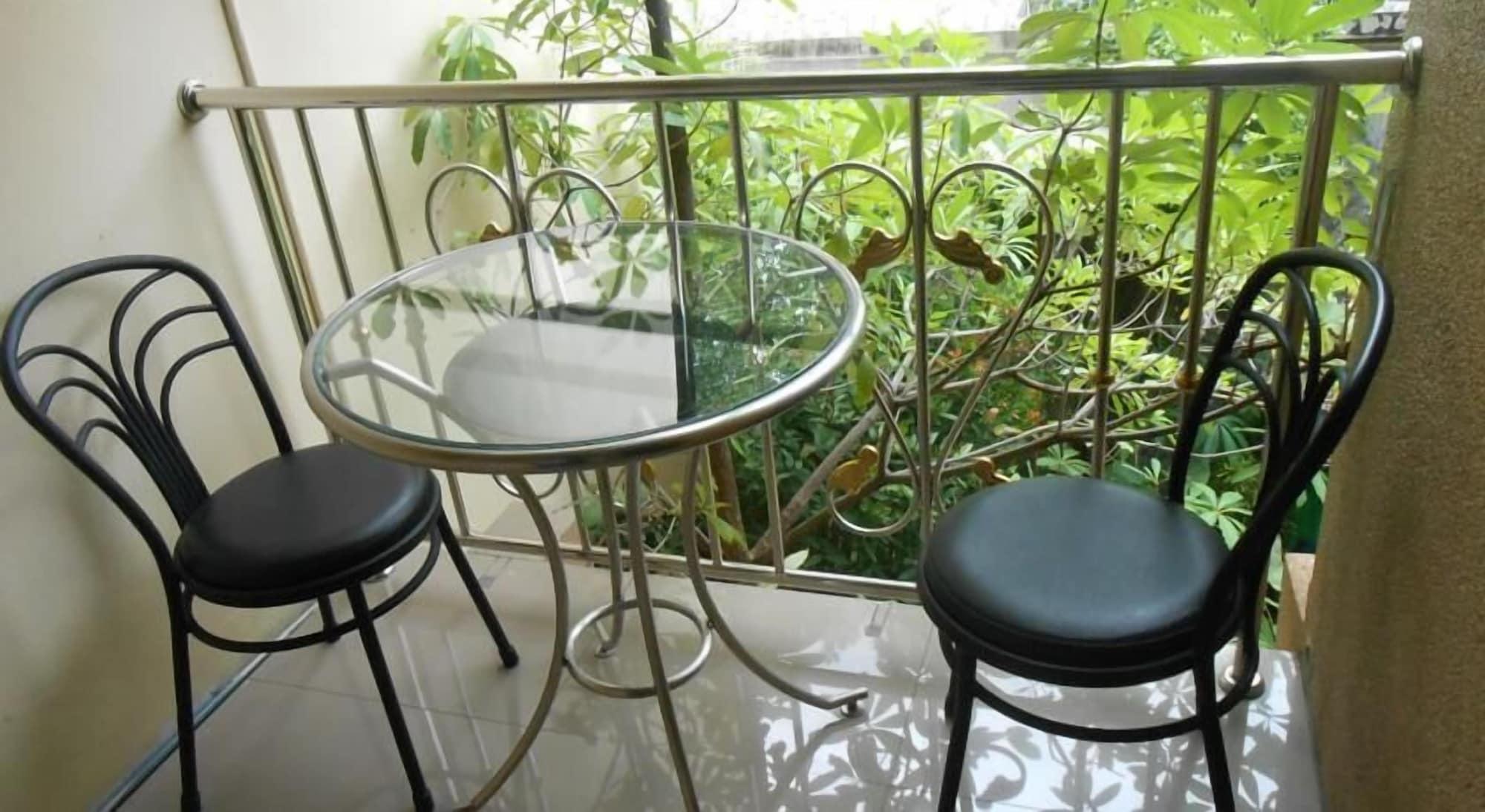 The Bang Khun Phrom Suites Bangkok Buitenkant foto