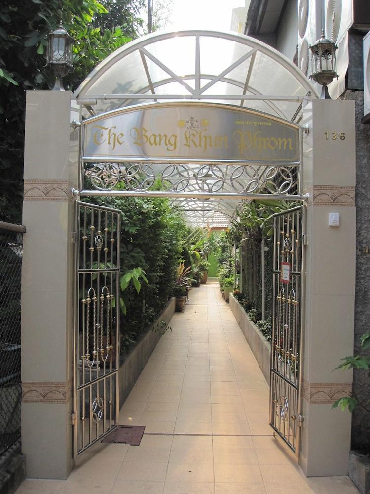 The Bang Khun Phrom Suites Bangkok Buitenkant foto