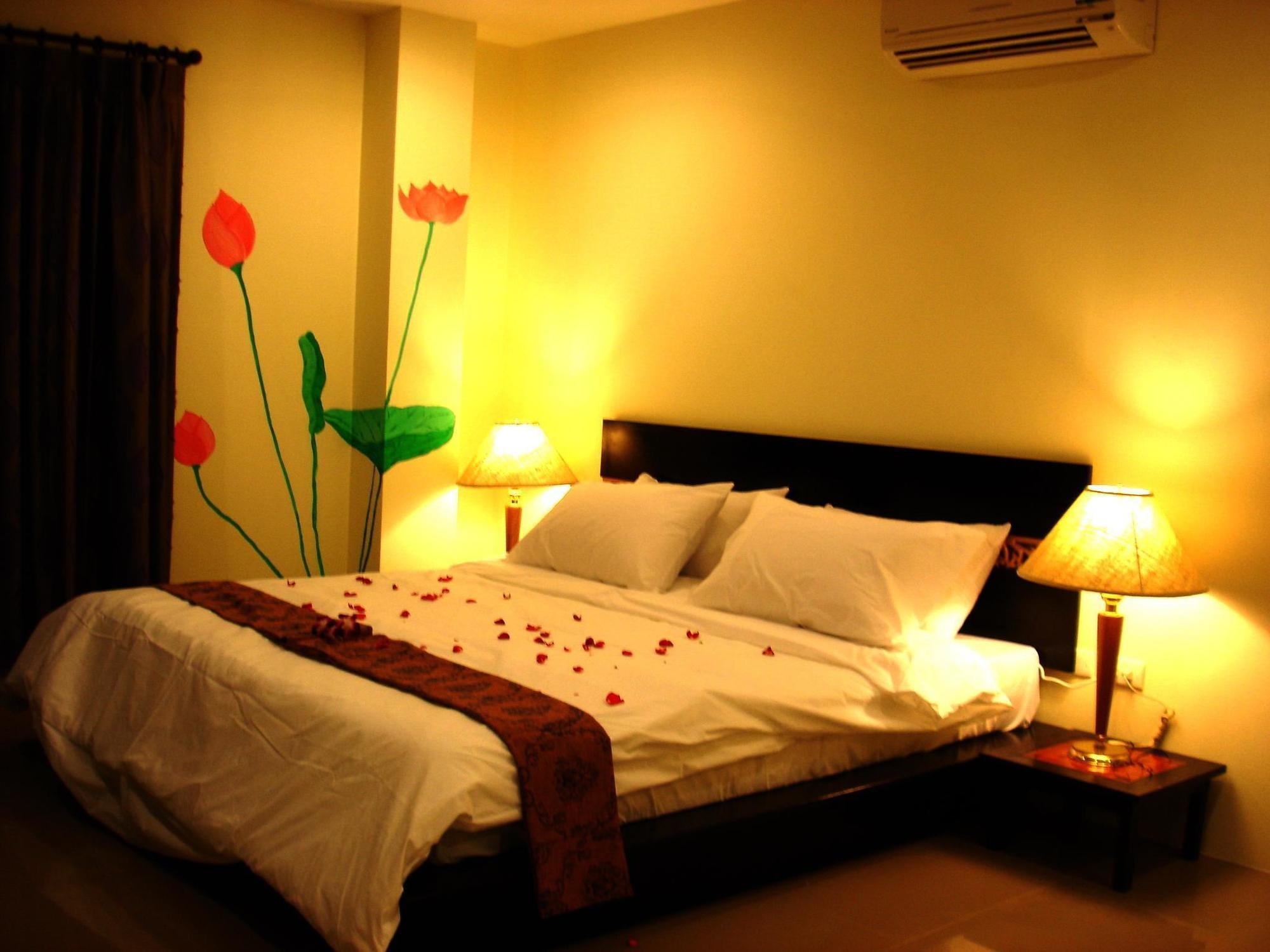 The Bang Khun Phrom Suites Bangkok Buitenkant foto