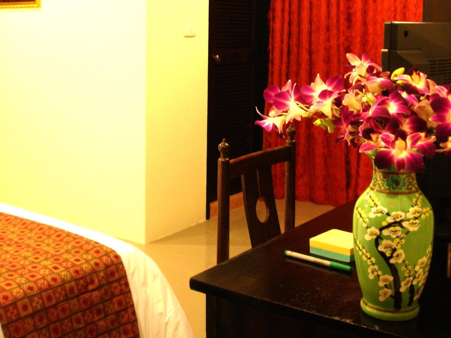 The Bang Khun Phrom Suites Bangkok Buitenkant foto