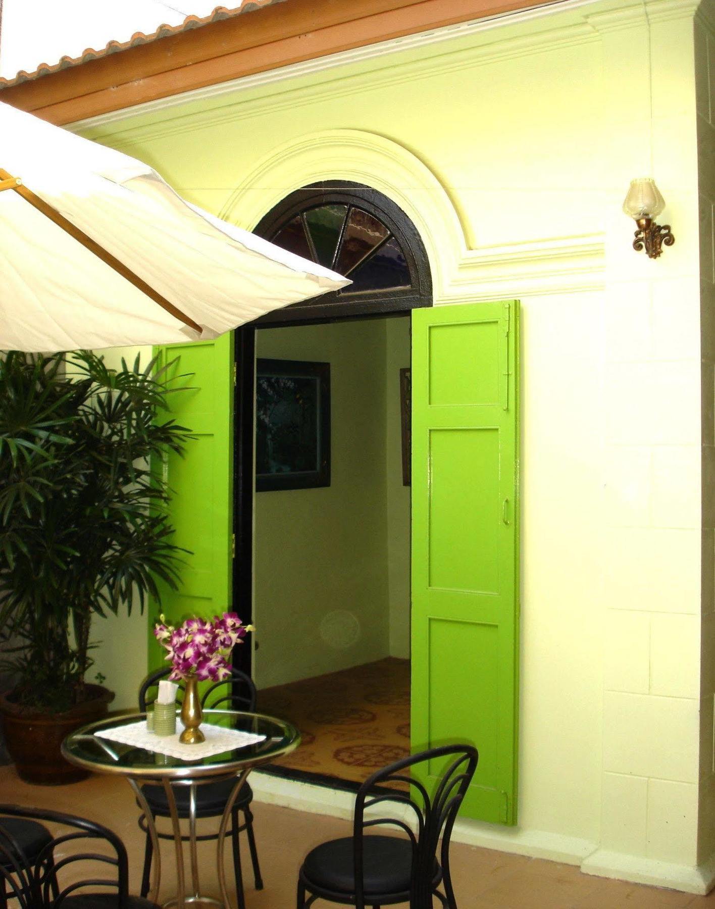 The Bang Khun Phrom Suites Bangkok Buitenkant foto