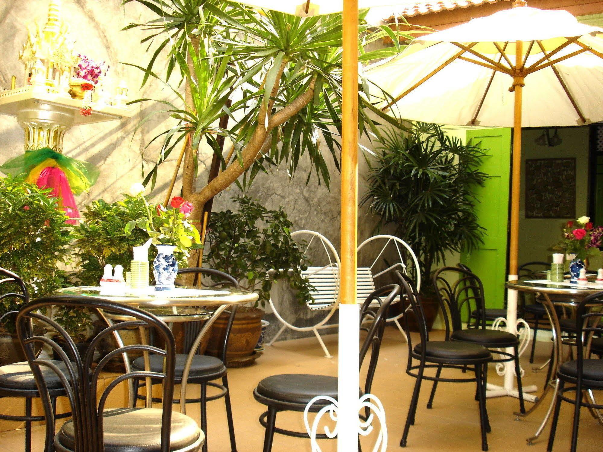 The Bang Khun Phrom Suites Bangkok Buitenkant foto