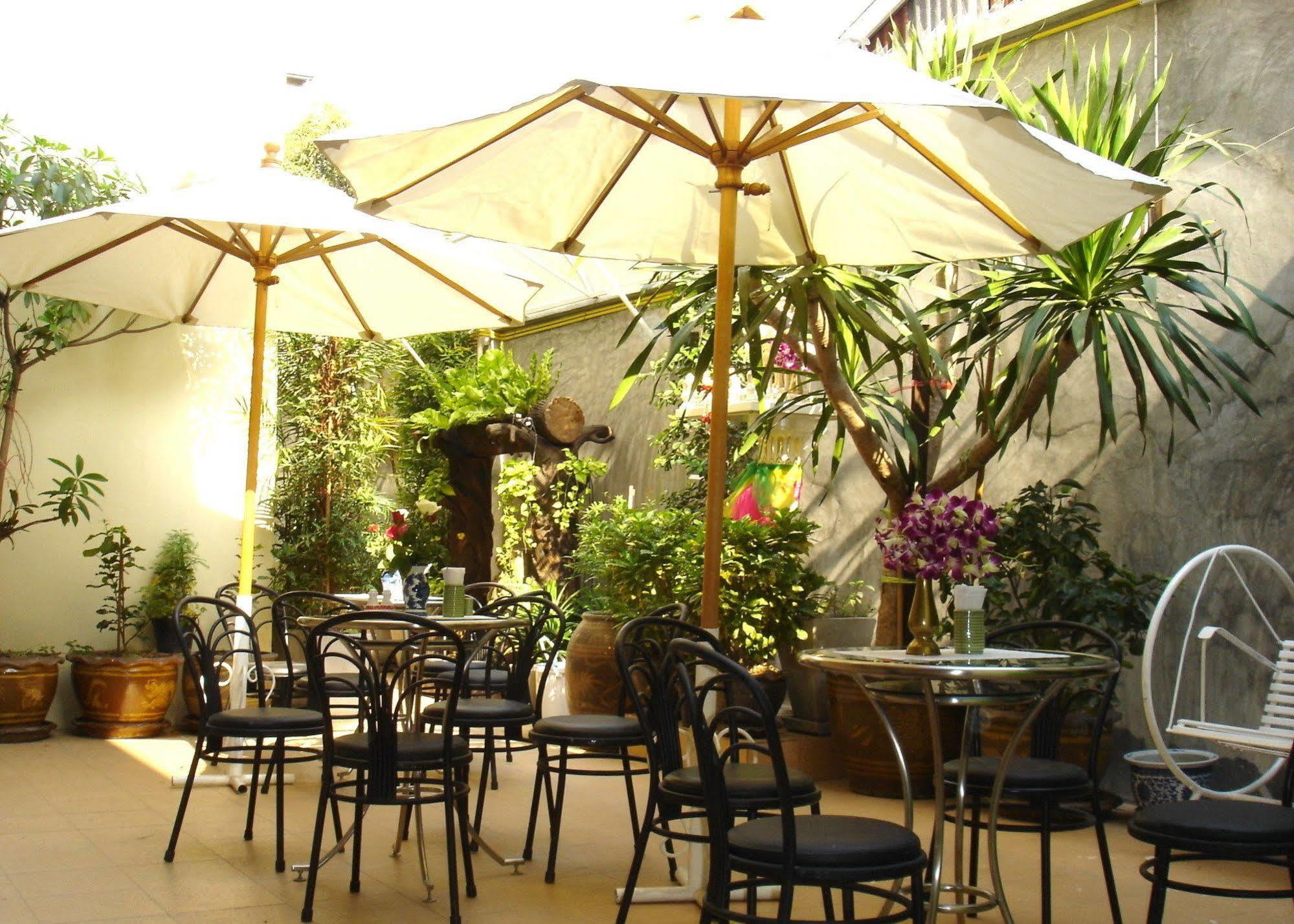 The Bang Khun Phrom Suites Bangkok Buitenkant foto