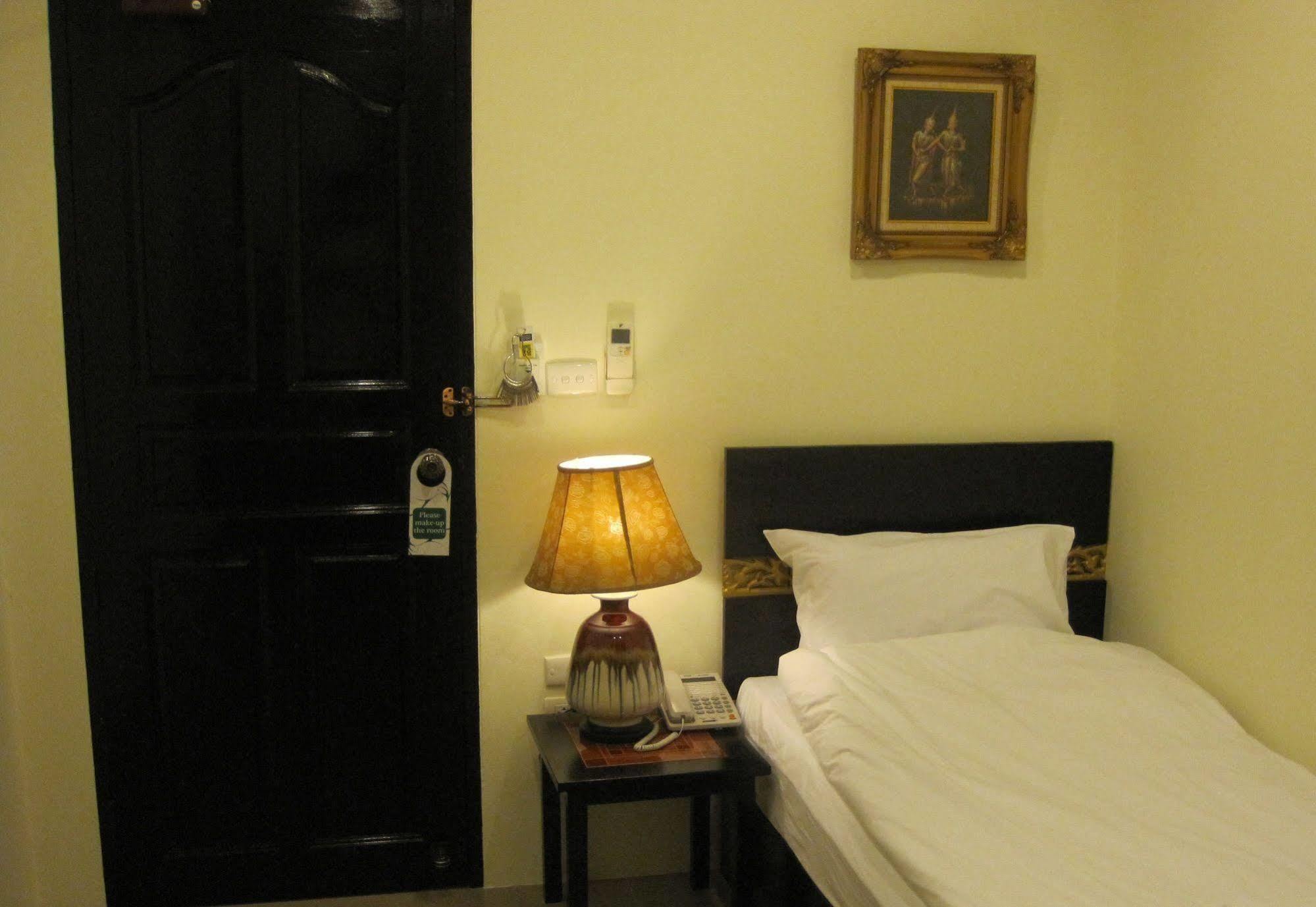 The Bang Khun Phrom Suites Bangkok Buitenkant foto