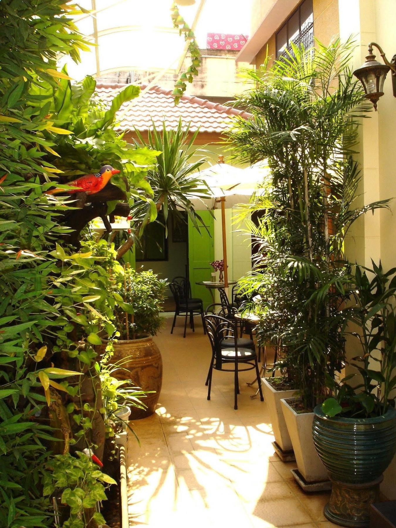The Bang Khun Phrom Suites Bangkok Buitenkant foto